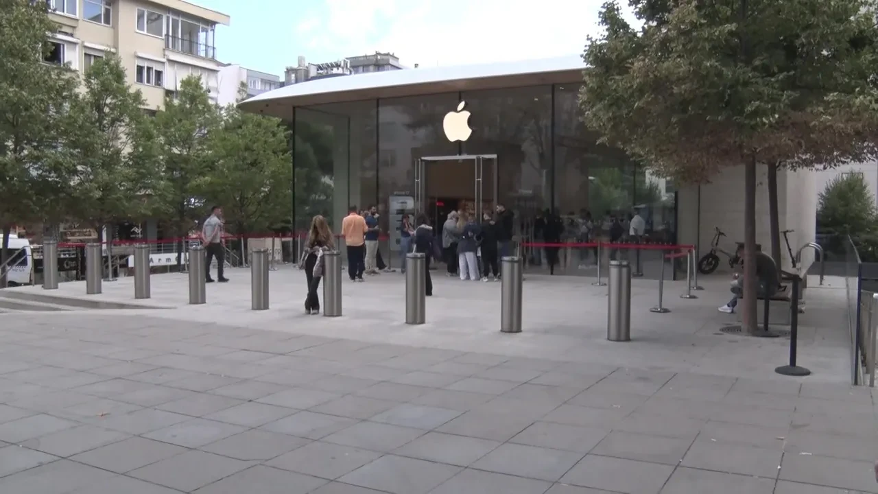 iPhone 17 Türkiye'de satışa çıktı ama mağaza önleri boş kaldı