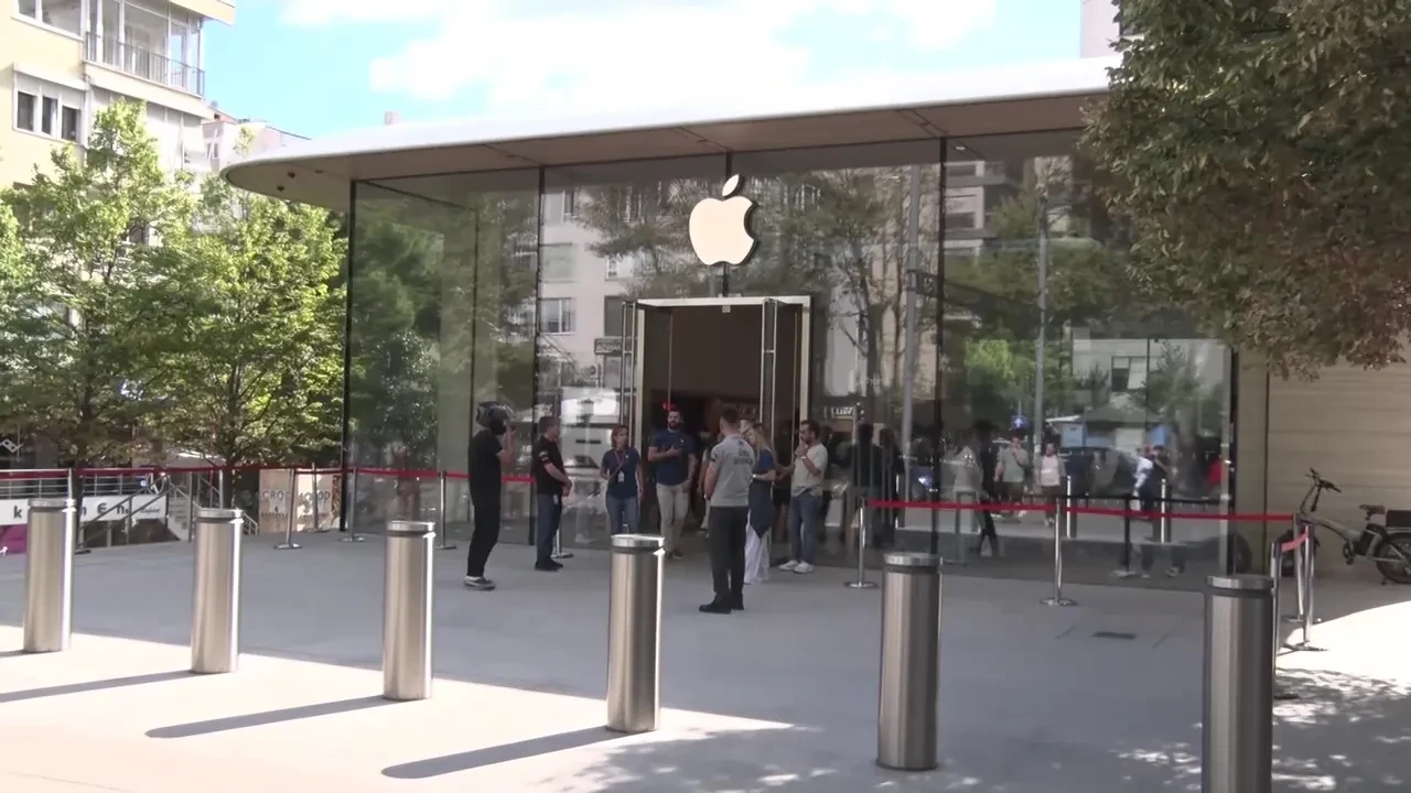iPhone 17 Türkiye'de satışa çıktı ama mağaza önleri boş kaldı