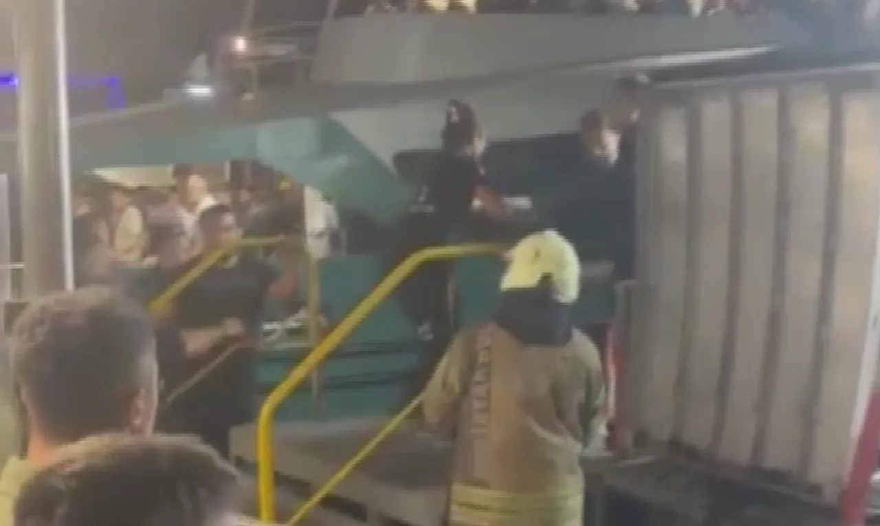 İstanbul Boğazı'nda panik: Yolcu vapuru ile gemi çarpıştı! O anlar kamerada!