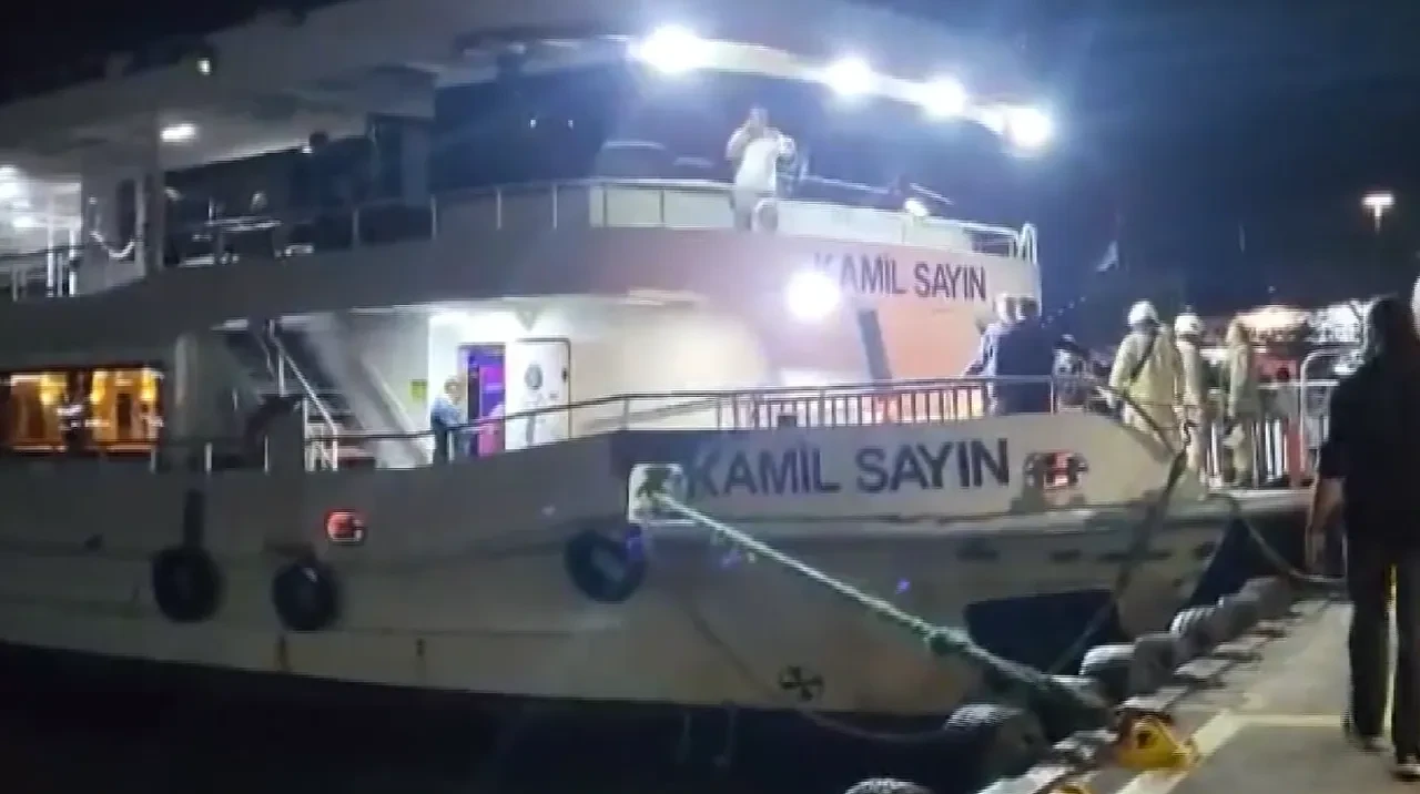 İstanbul Boğazı'nda panik: Yolcu vapuru ile gemi çarpıştı! O anlar kamerada!