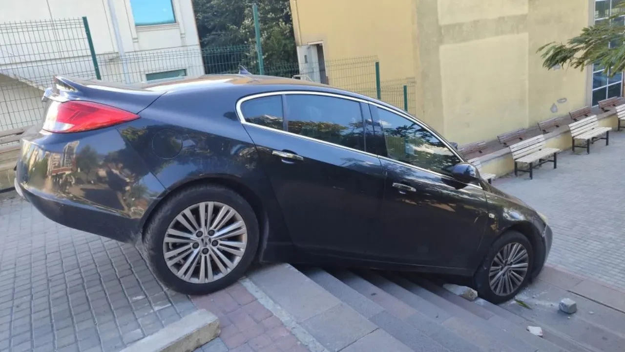 İstanbul'da şaşkına çeviren kaza! Yol zannetti, havada asılı kaldı 