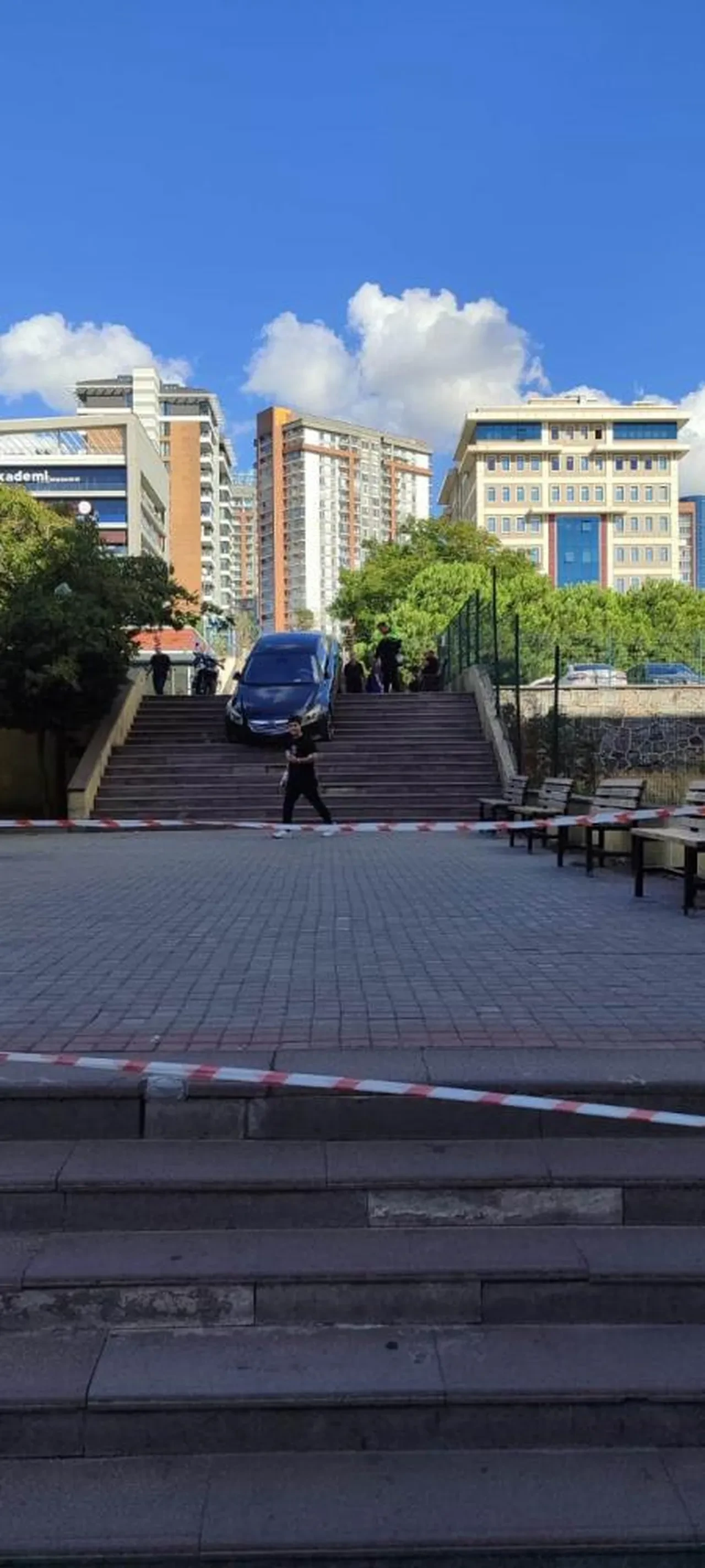 İstanbul'da şaşkına çeviren kaza! Yol zannetti, havada asılı kaldı