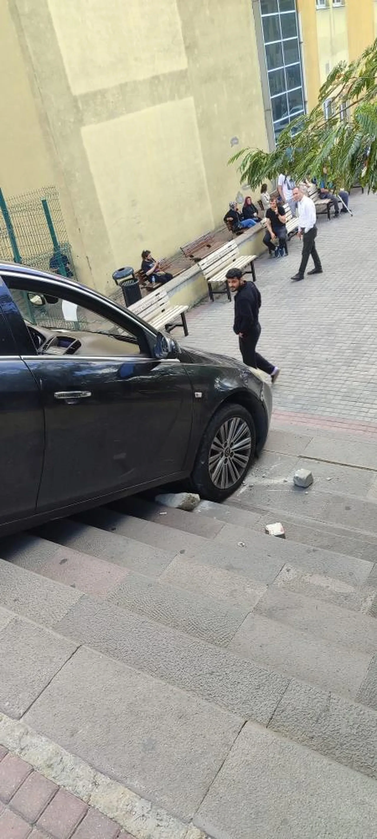 İstanbul'da şaşkına çeviren kaza! Yol zannetti, havada asılı kaldı