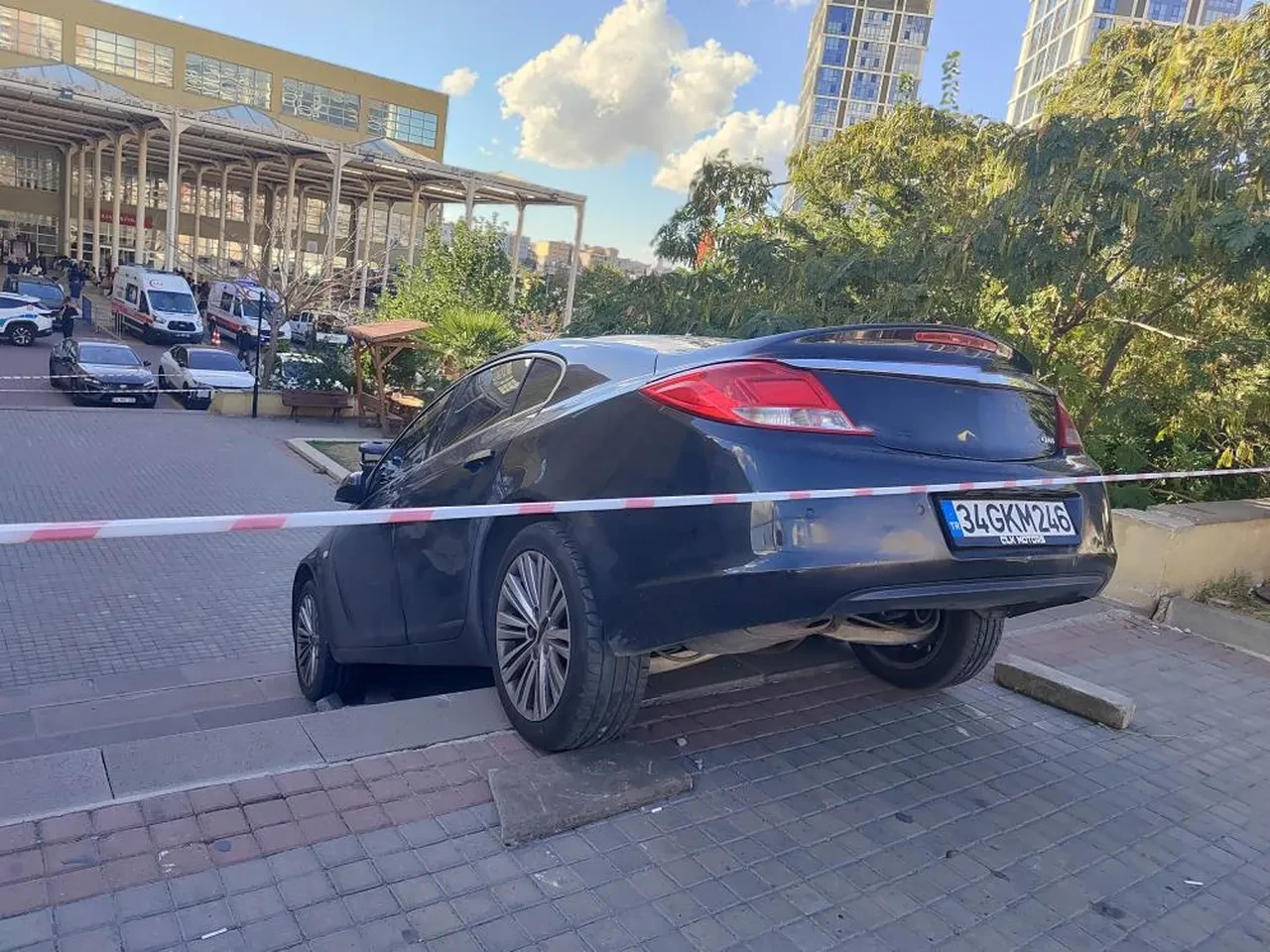 İstanbul'da şaşkına çeviren kaza! Yol zannetti, havada asılı kaldı