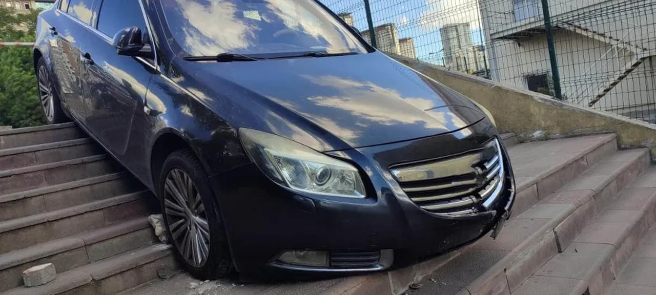 İstanbul'da şaşkına çeviren kaza! Yol zannetti, havada asılı kaldı