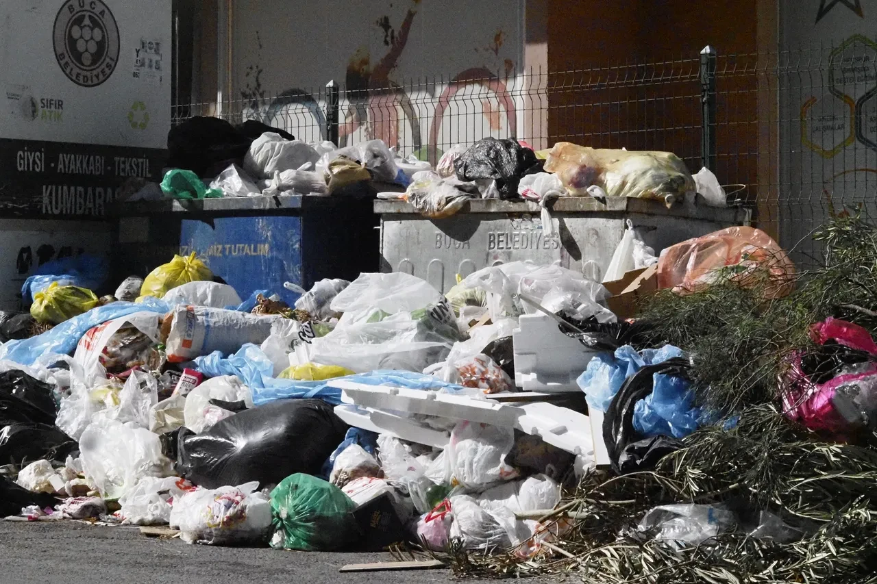 İzmir'de çöp dağları oluştu kokudan durulmuyor!