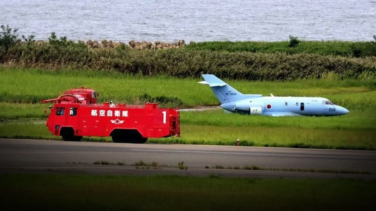 Japonya'da askeri uçak pistten çıktı! Korku dolu anlar kamerada