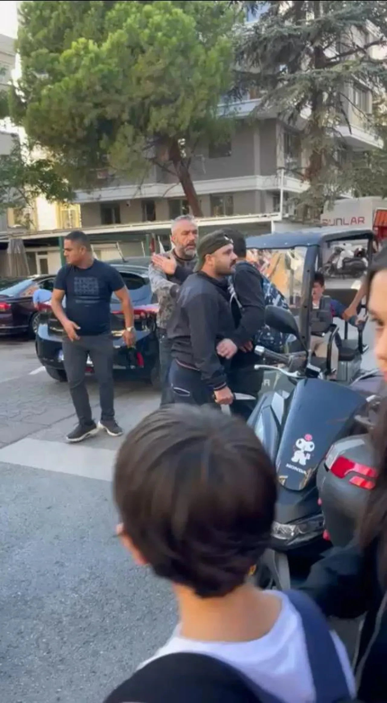 Kadıköy'deki ilkokulda faciadan dönüldü! Bıçaklı veli dehşet saçtı