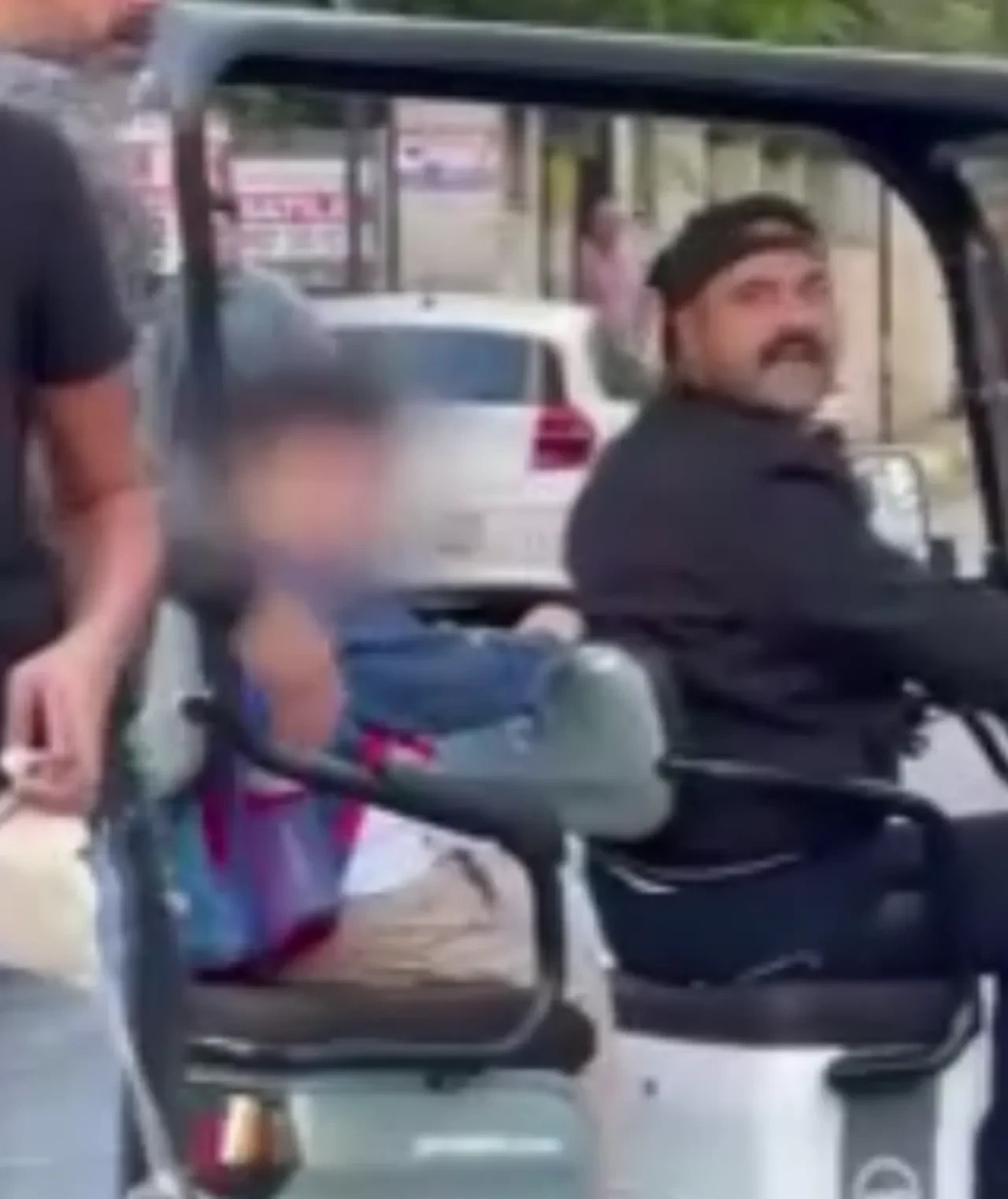 Kadıköy'deki ilkokulda faciadan dönüldü! Bıçaklı veli dehşet saçtı