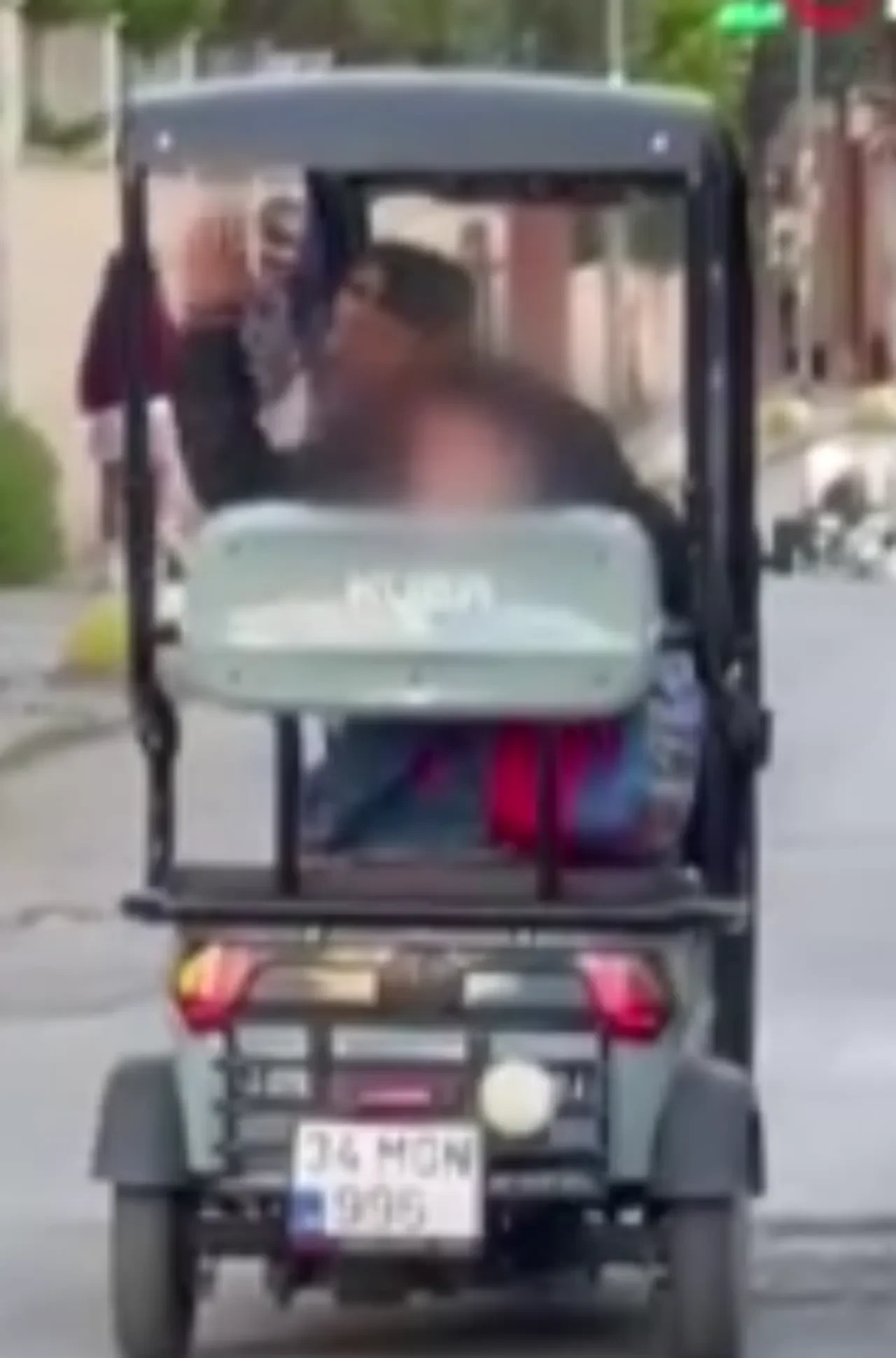 Kadıköy'deki ilkokulda faciadan dönüldü! Bıçaklı veli dehşet saçtı