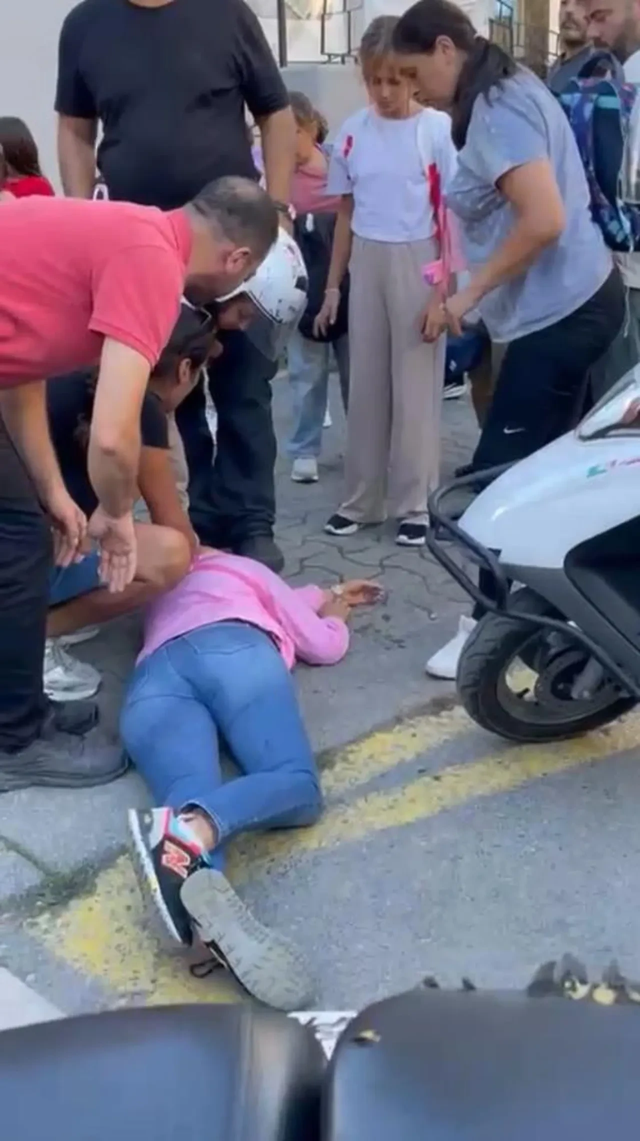 Kadıköy'deki ilkokulda faciadan dönüldü! Bıçaklı veli dehşet saçtı