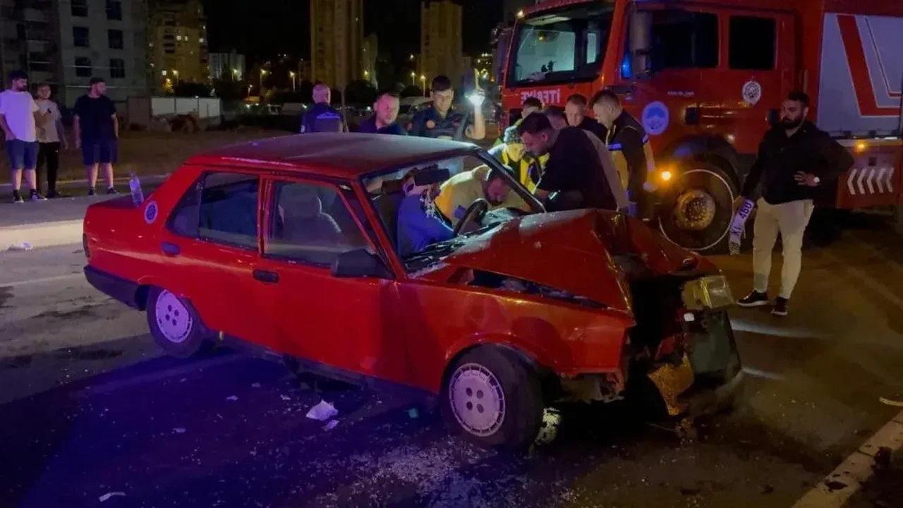 Kayseri’de korkunç kaza: Sürücü araçta sıkıştı, 3 yaralı