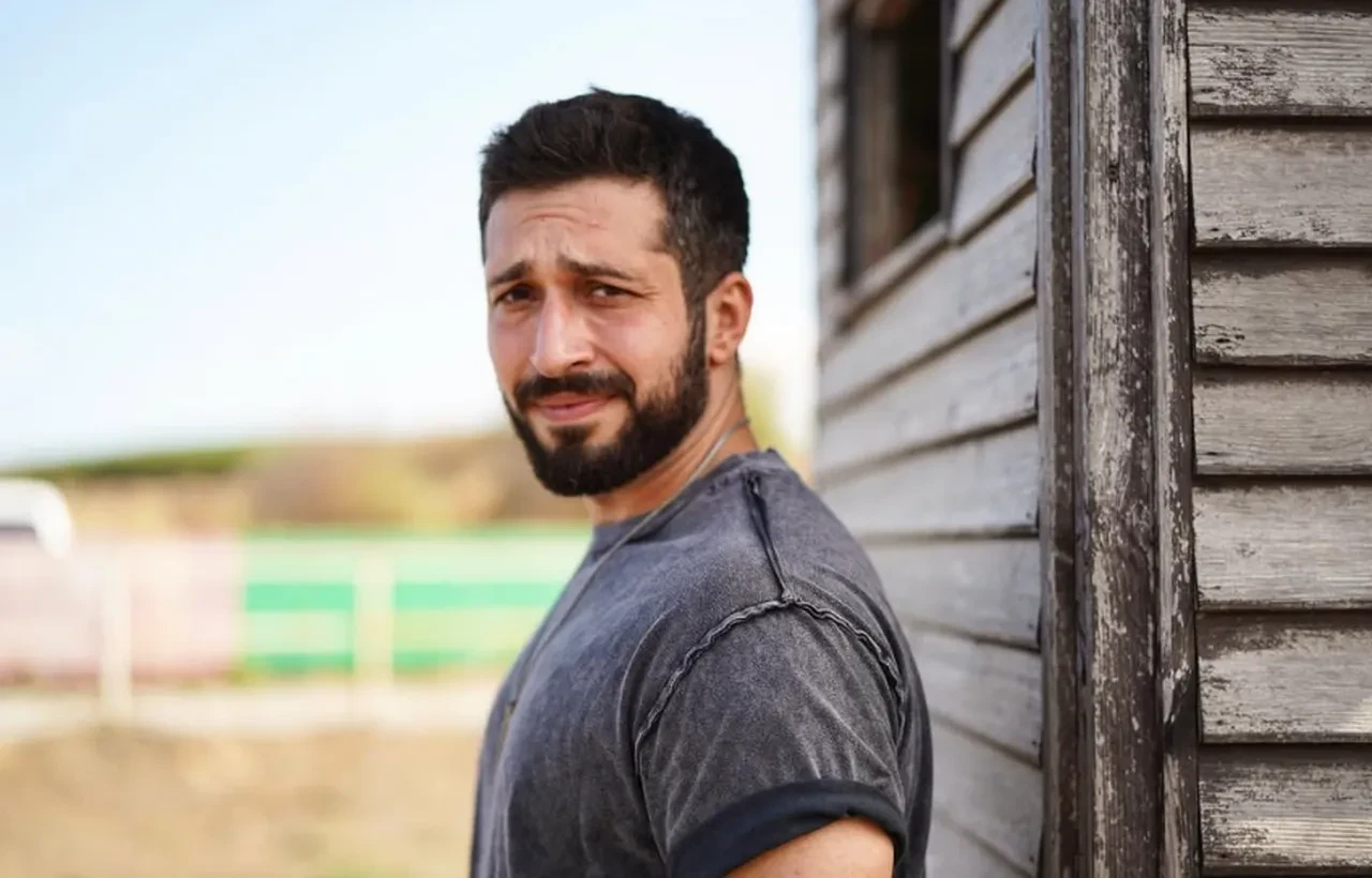 Oyuncu Emre Bulut küplere bindi! İsim benzerliği başını yaktı 