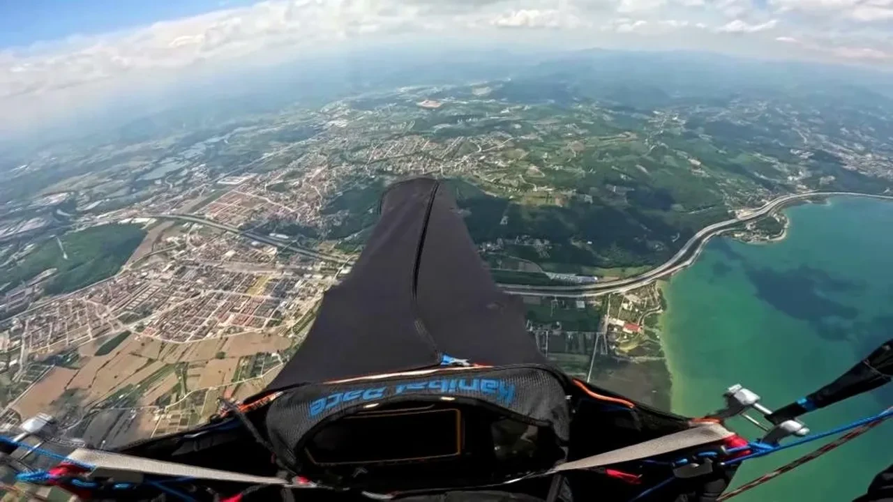 Paraşütle şehir değiştirdi! Sakarya'dan havalandı, Eskişehir'e indi