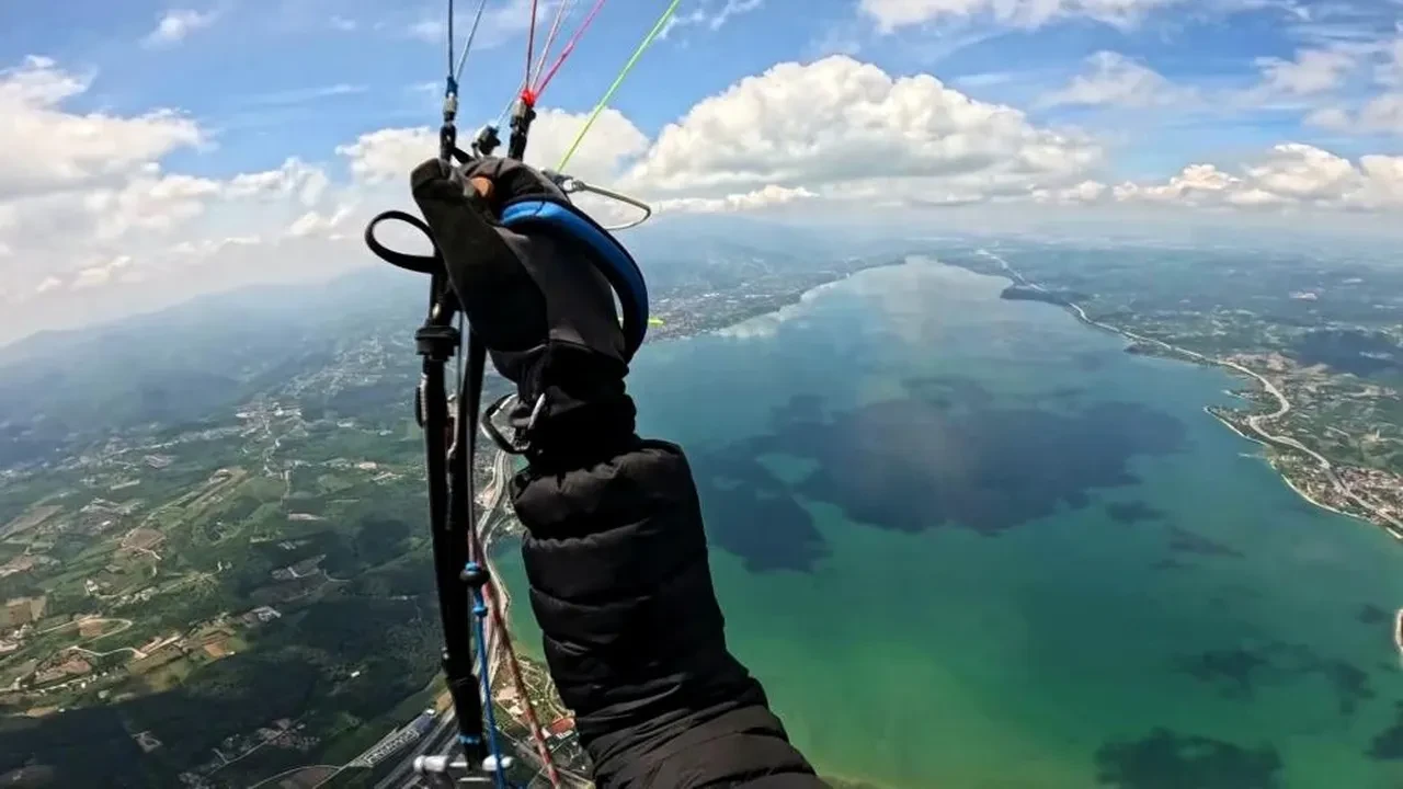 Paraşütle şehir değiştirdi! Sakarya'dan havalandı, Eskişehir'e indi
