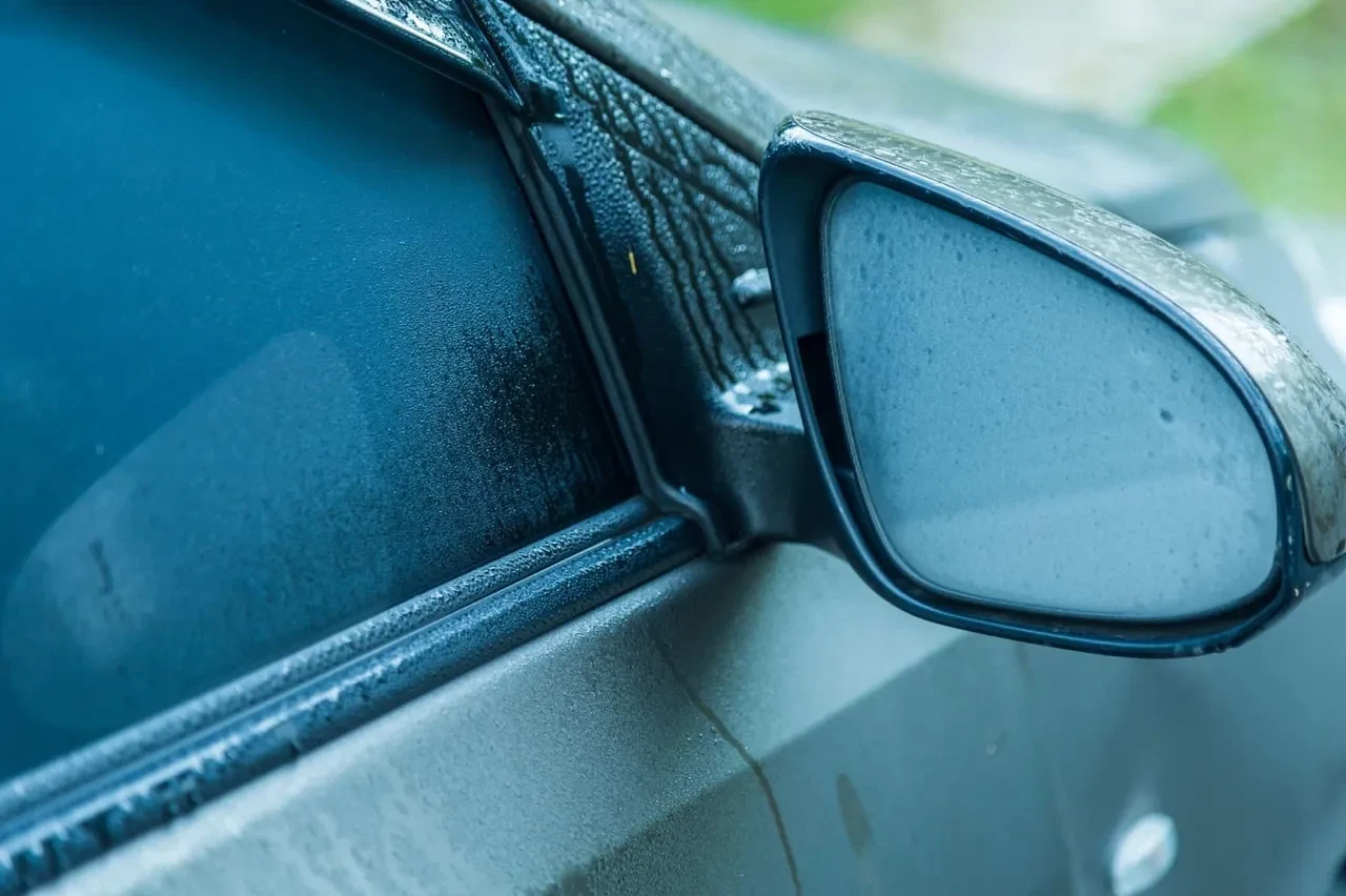 Sürücülerin gizli kurtarıcısı: Arabanızdaki buğulu camlara karşı o basit eşya şaşırtan bir çözüm sunuyor!