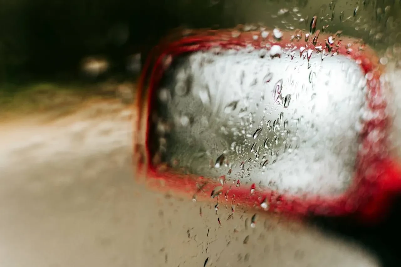 Sürücülerin gizli kurtarıcısı: Arabanızdaki buğulu camlara karşı o basit eşya şaşırtan bir çözüm sunuyor!