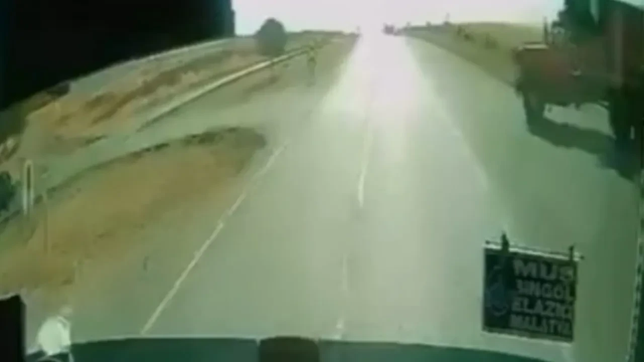 Tali yoldan aniden fırladı! Yolcu otobüsü ile kamyonetin kaza anı kamerada