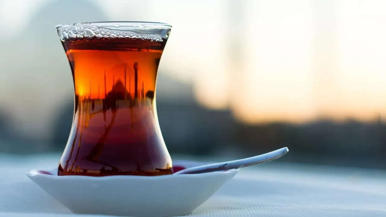 Yıllarca yanlış demlemişiz: Çay demlerken yapılan o hata meğer çayı zehre dönüştürüyormuş!