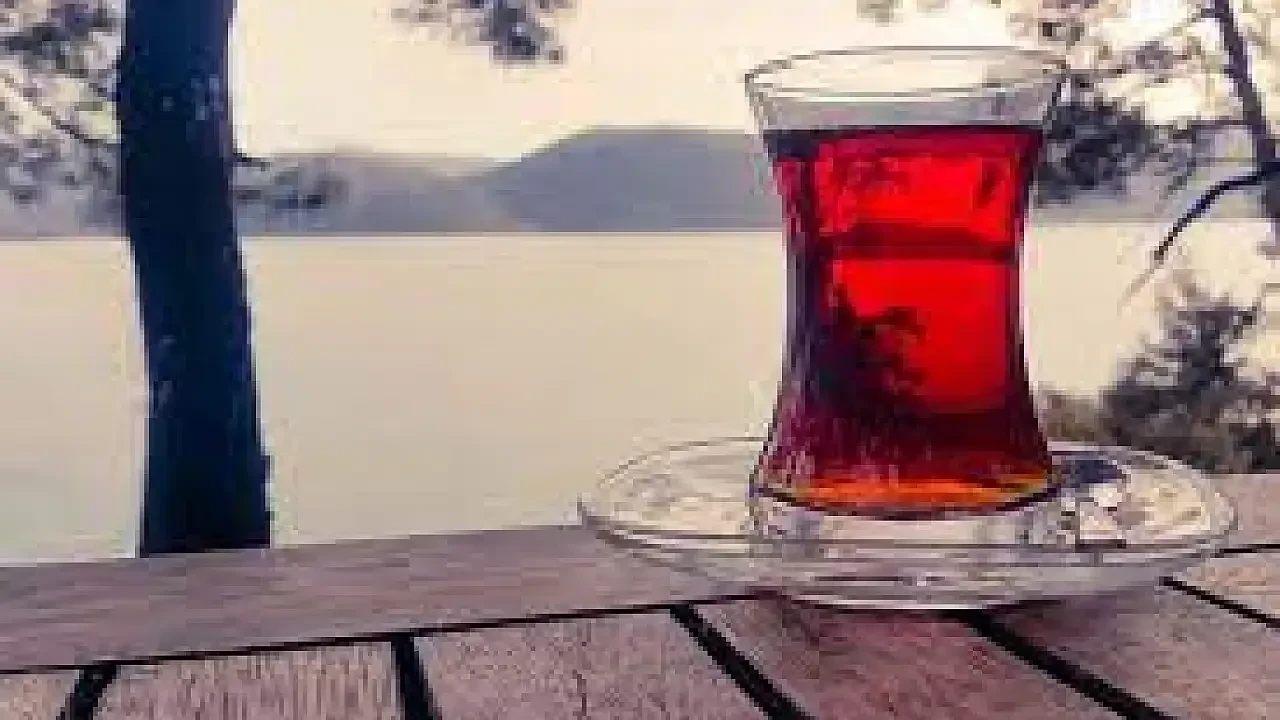 Yıllarca yanlış demlemişiz: Çay demlerken yapılan o hata meğer çayı zehre dönüştürüyormuş!