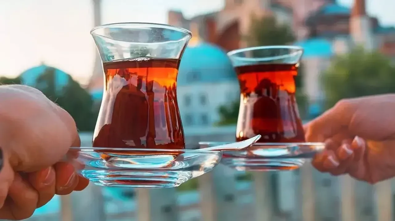 Yıllarca yanlış demlemişiz: Çay demlerken yapılan o hata meğer çayı zehre dönüştürüyormuş!