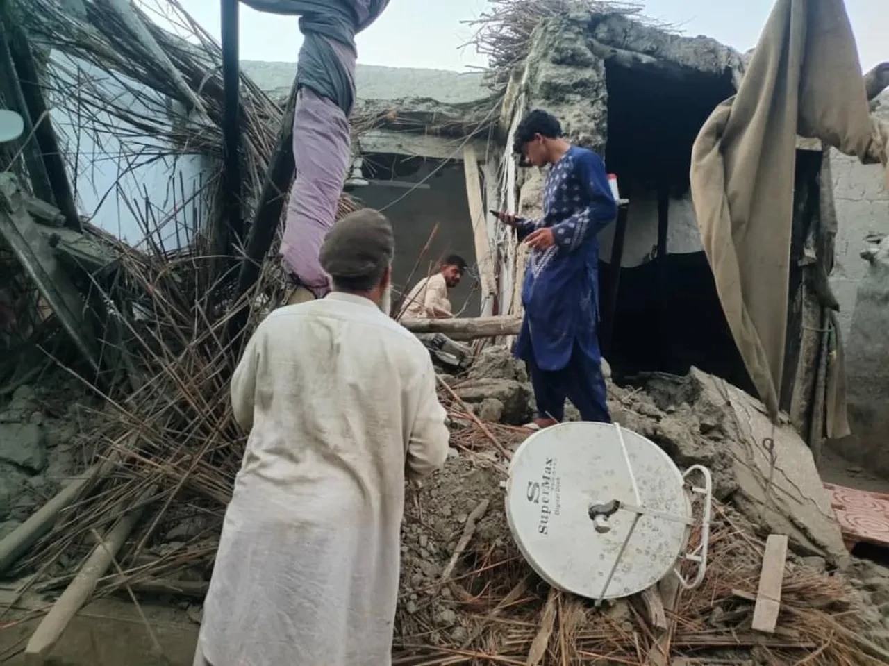 Afganistan depreminde bilanço arttı: Can kaybı bin 100'ü geçti