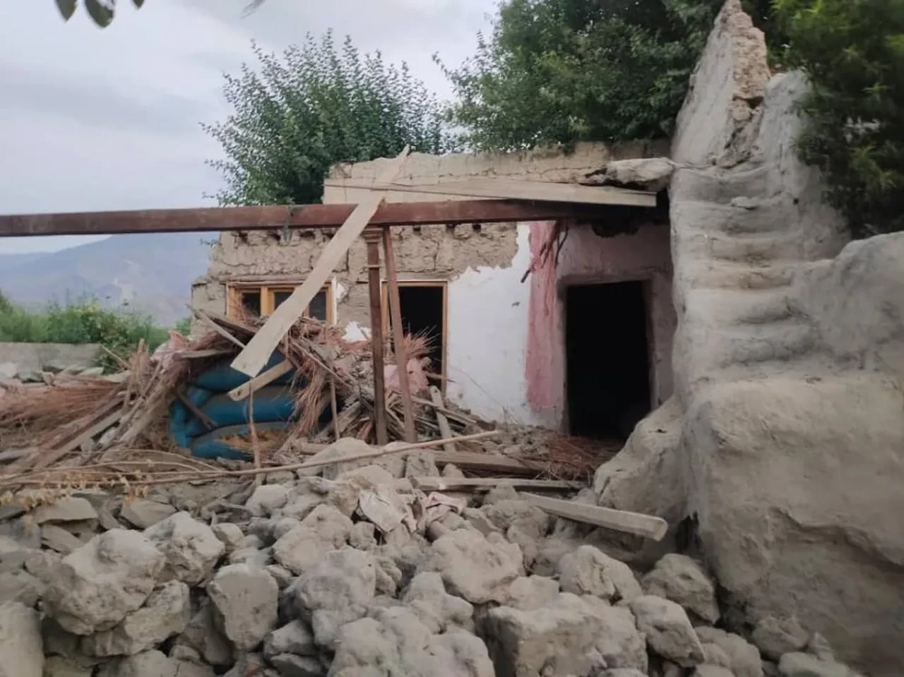 Afganistan'daki depremde can kaybı 2 bini aştı