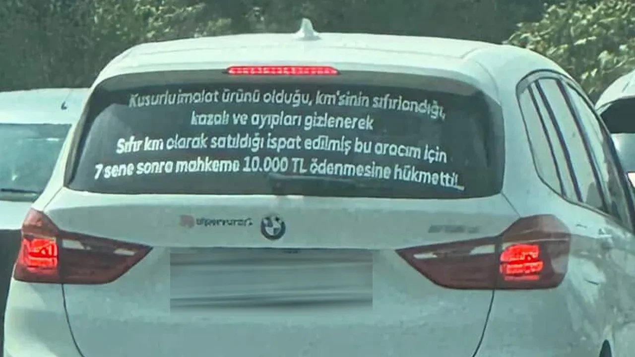 Aldığı sıfır araç arızalı çıktı, tepkisi ilginç oldu! Camdaki yazıyı gören bir daha bakıyor