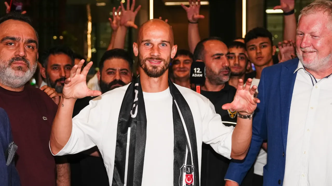 /spor/besiktasin-yeni-yildizi-vaclav-cerny-istanbula-geldi-3245848