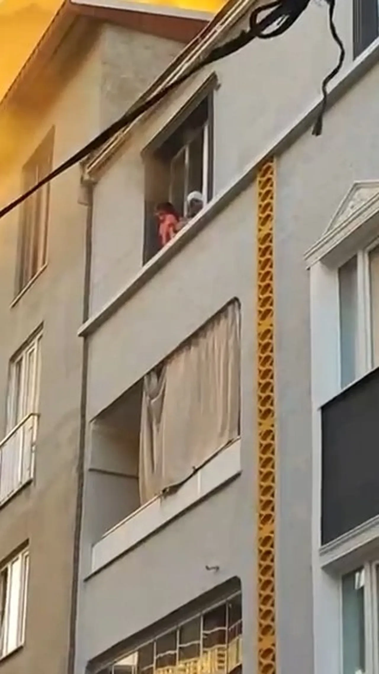 Bursa'da dehşet anları! Torununu alevlerden korumak için camdan attı