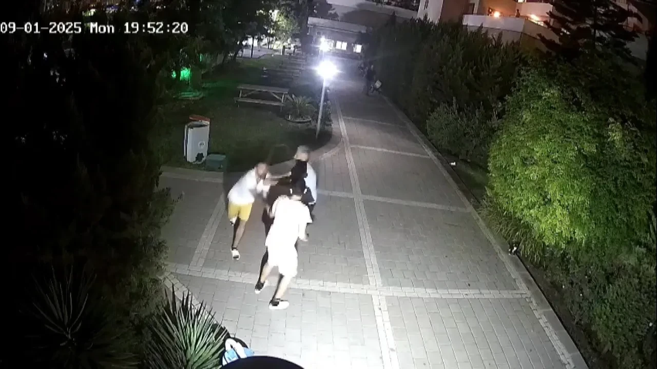 Çocukların kavgasına baba karıştı! Yalvarmalarını umursamadan dövdü