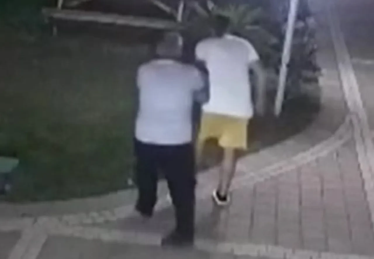 Çocukların kavgasına baba karıştı! Yalvarmalarını umursamadan dövdü