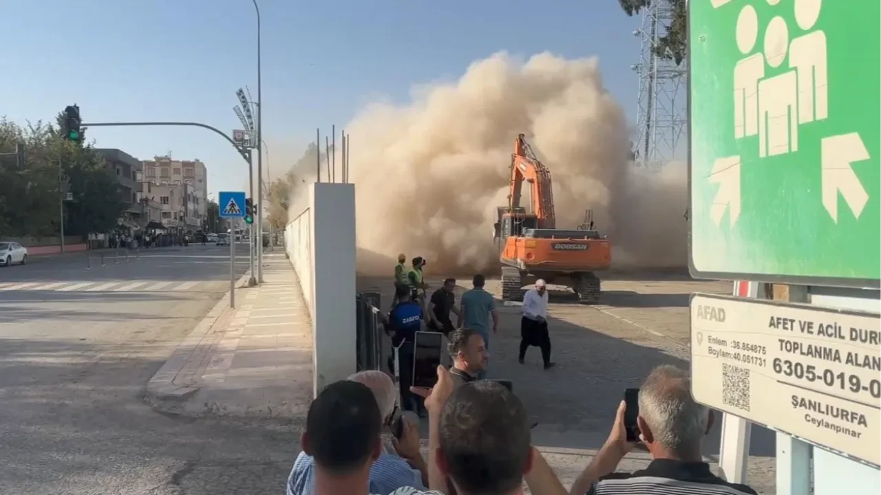 Evlenmek ya da iş isteyenler buraya akın ediyordu! 51 yıllık kule yıkıldı