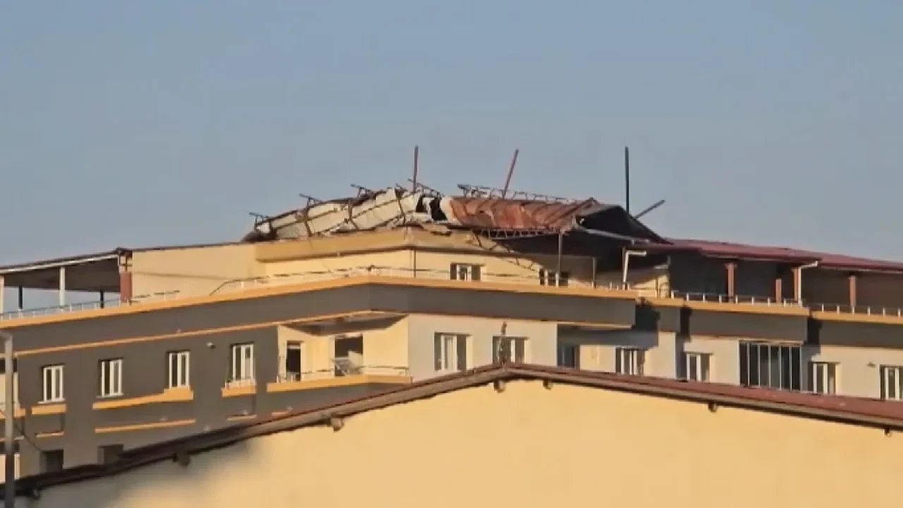 Gaziantep'te şiddetli fırtına! Hasarlı binanın çatısının uçtuğu anlar kameralara yansıdı