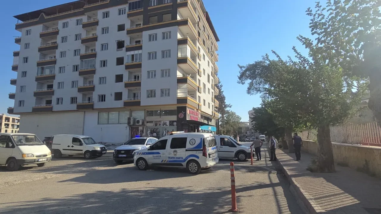 Gaziantep'te şiddetli fırtına! Hasarlı binanın çatısının uçtuğu anlar kameralara yansıdı