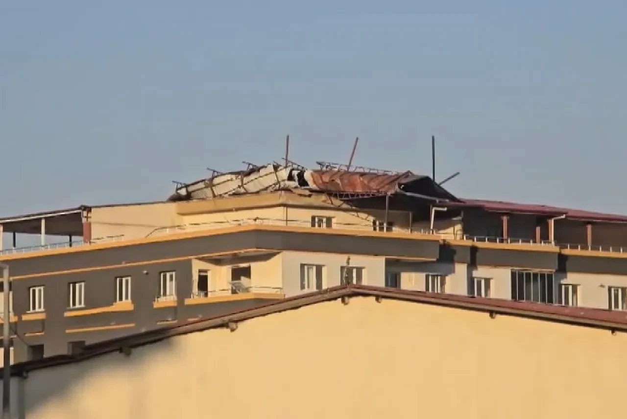 Gaziantep'te şiddetli fırtına! Hasarlı binanın çatısının uçtuğu anlar kameralara yansıdı
