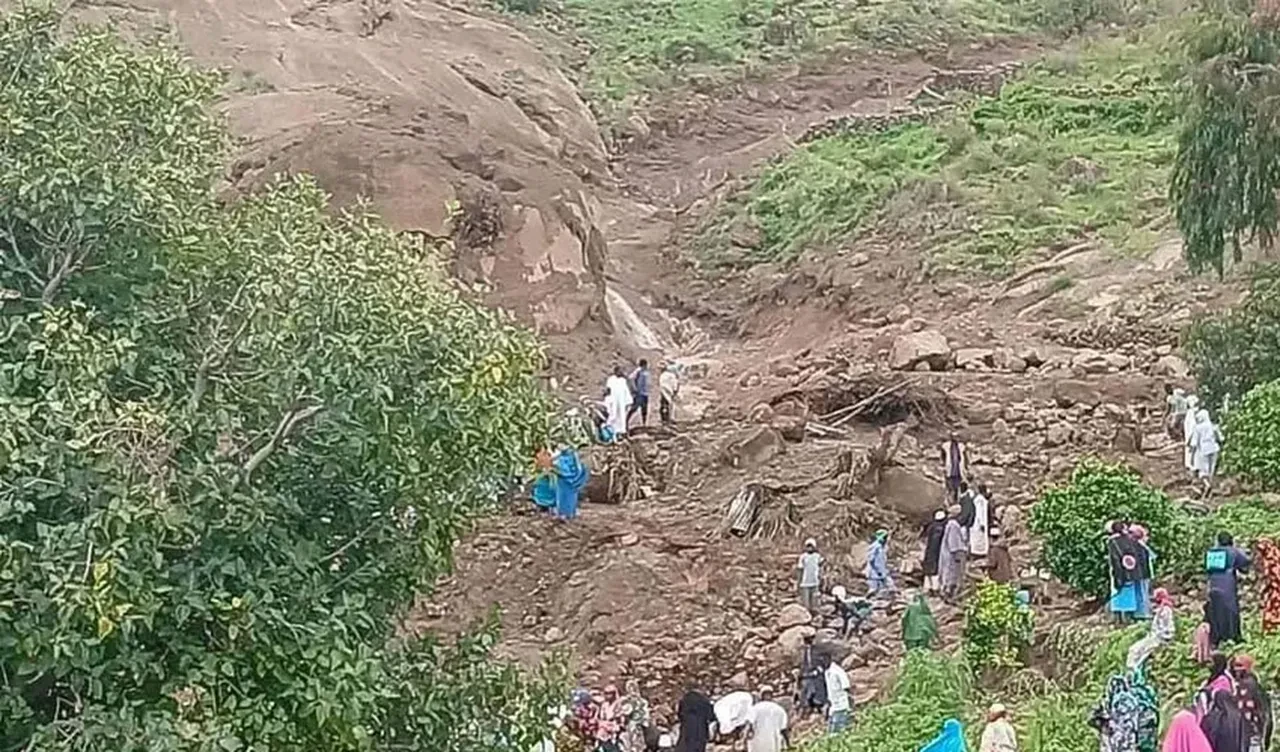 Heyelan bir köyü yuttu, bin kişiden sadece 1 kişi kurtuldu