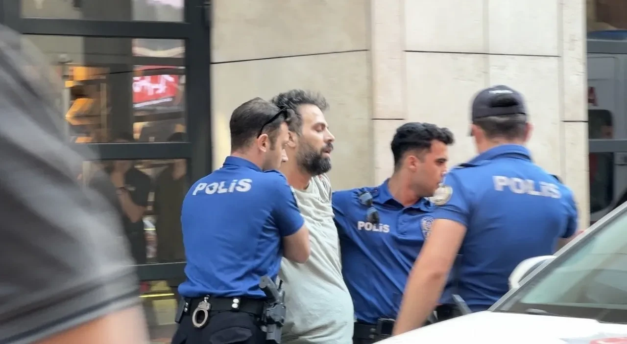 İstiklal Caddesi'nde ortalığı birbirine kattı: 2,5 saatte ikna edilebildi