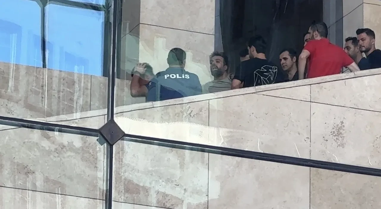 İstiklal Caddesi'nde ortalığı birbirine kattı: 2,5 saatte ikna edilebildi