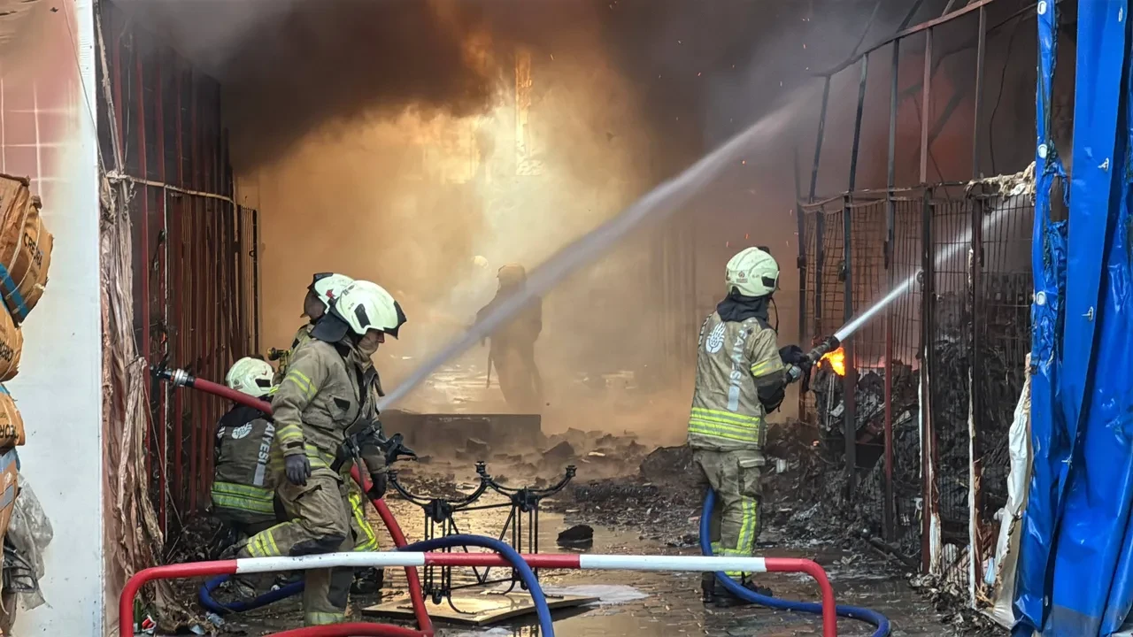 İSTOÇ'ta yangın paniği! Çok sayıda itfaiye ekibi sevk edildi