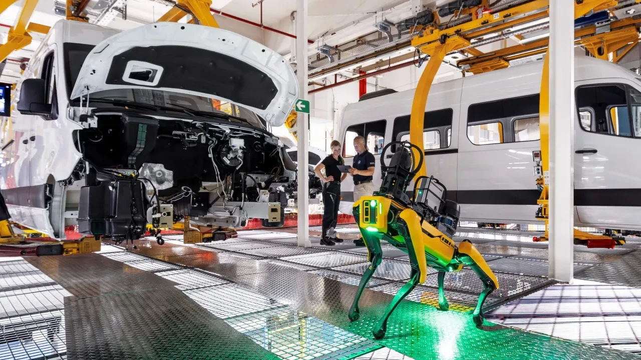 Mercedes, Düsseldorf fabrikasında çok kritik bir görevi robot köpeğe devretti