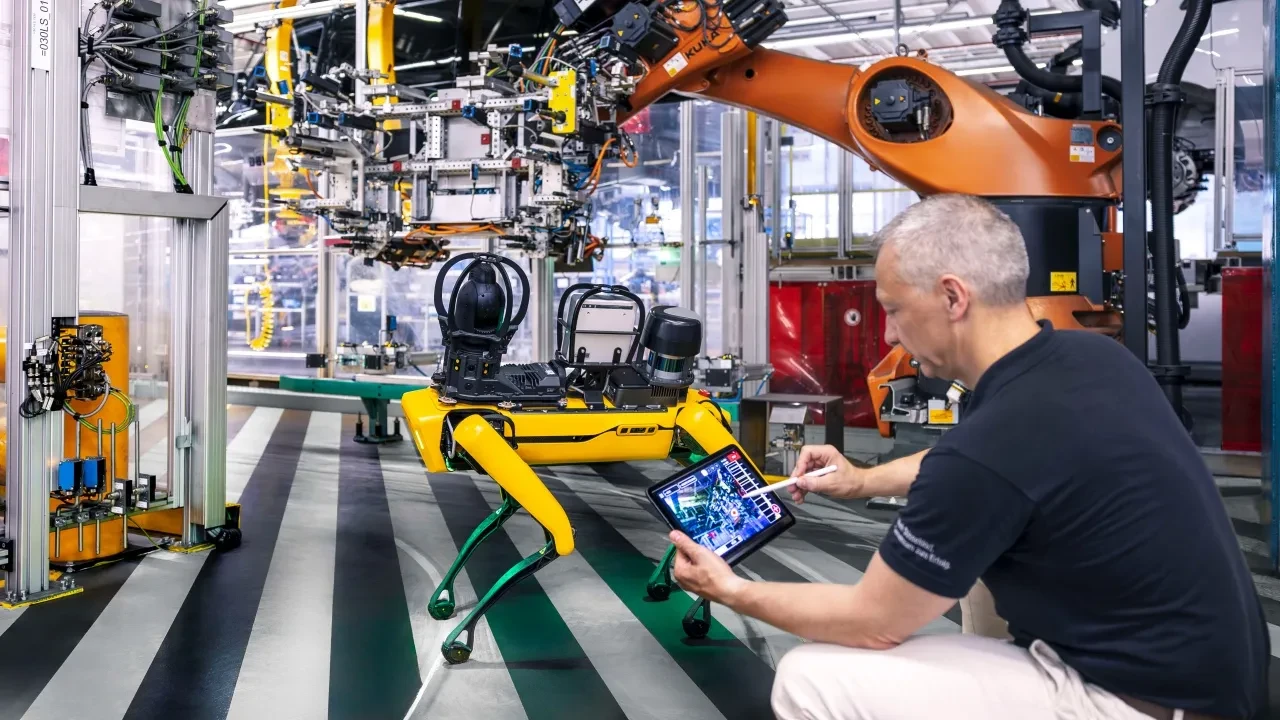 Mercedes, Düsseldorf fabrikasında çok kritik bir görevi robot köpeğe devretti