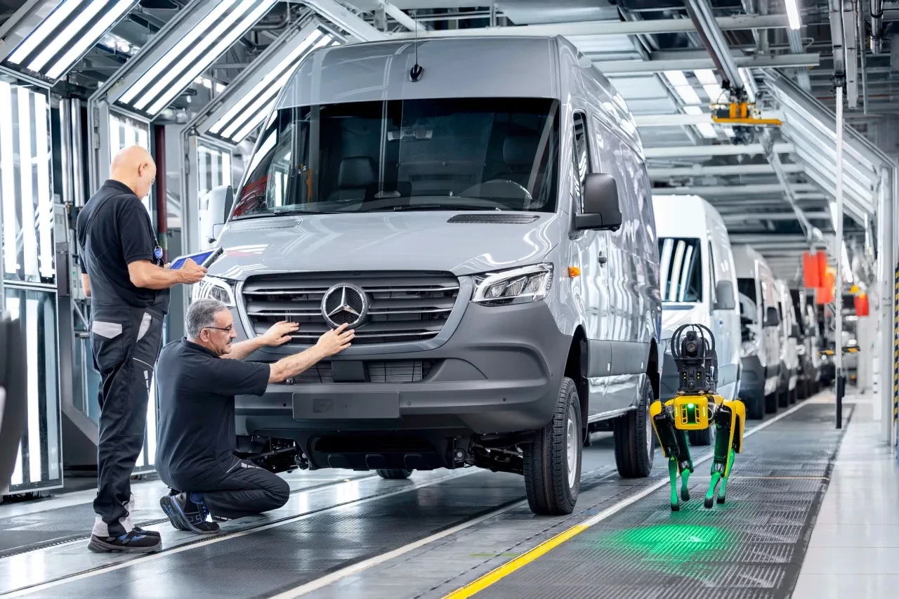 Mercedes, Düsseldorf fabrikasında çok kritik bir görevi robot köpeğe devretti