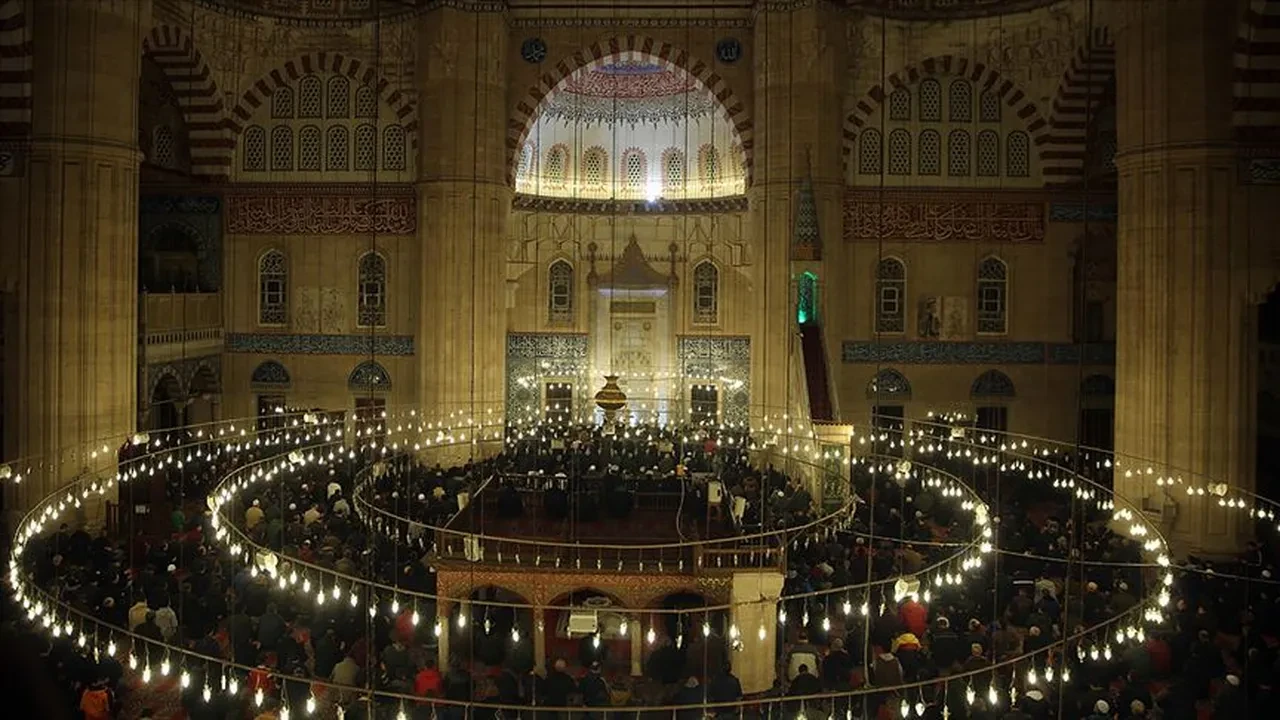 Mevlid Kandili mesajları! Resimli, dualı Mevlid Kandili sözleri anneye, babaya, abiye, kardeşe...