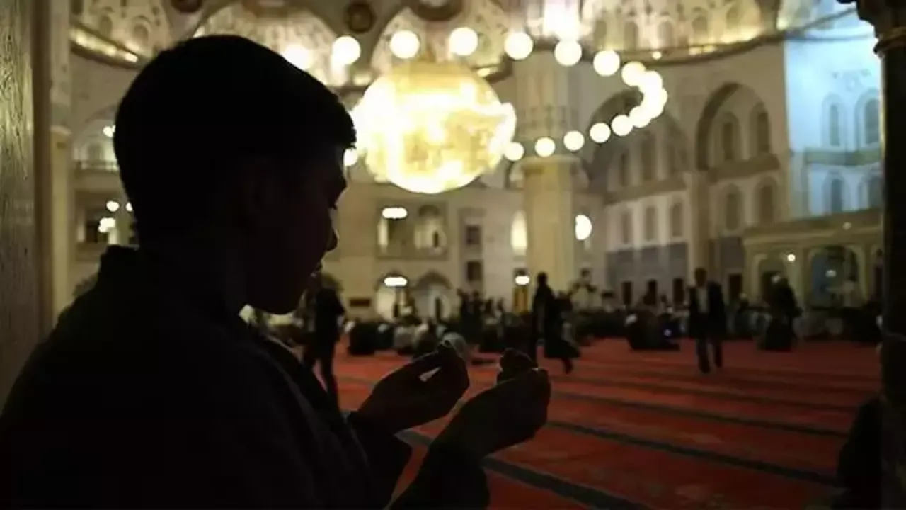 Mevlid Kandilinde hangi ibadetler yapılır, neden önemlidir?