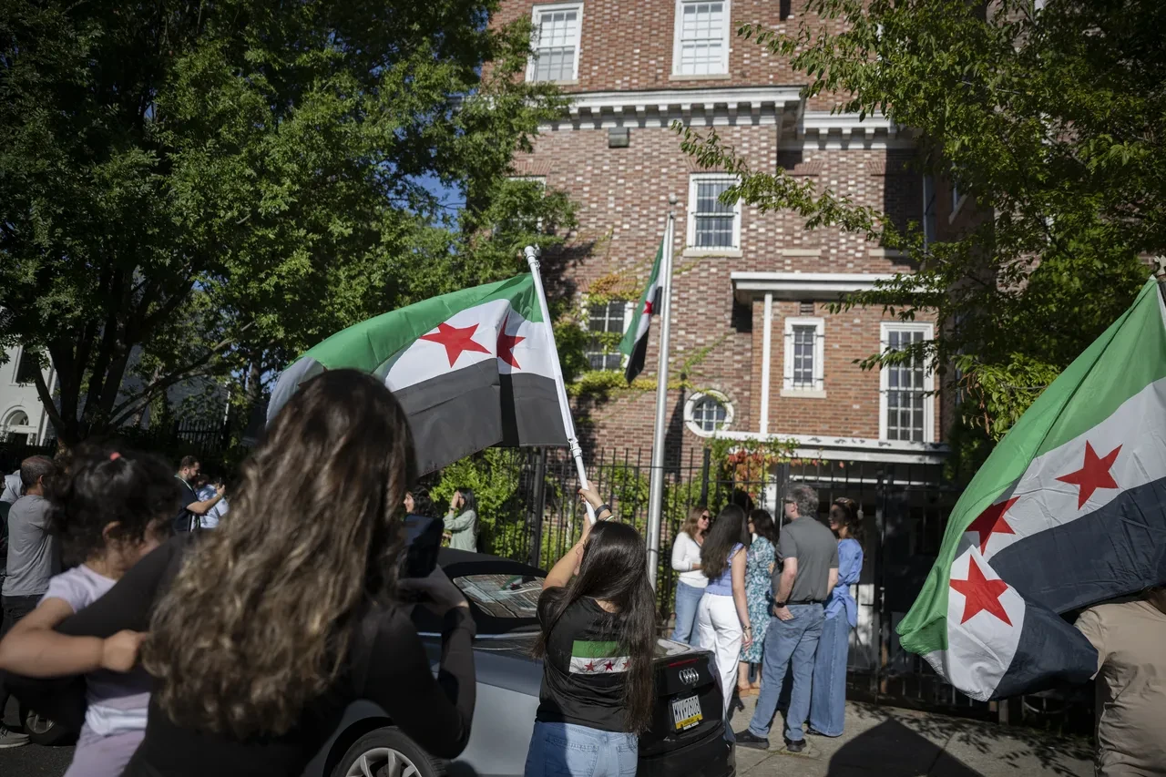 11 yıl aradan sonra bir ilk! Suriye bayrağı ABD'de göndere çekildi 