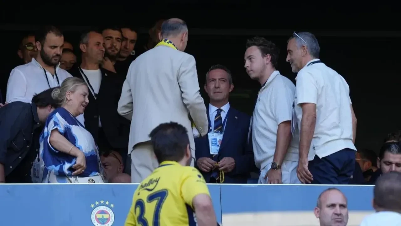 Ali Koç saha kenarından geçerken Sadettin Saran lehine tezahüratlar yapıldı