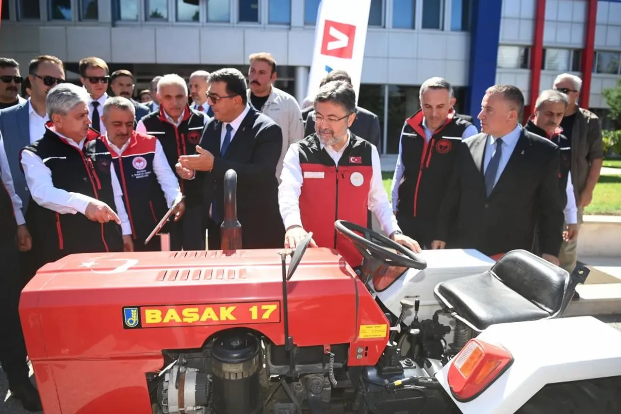 Bakan Yumaklı'dan üreticilere destek: Alın terleri kırmızı çizgimiz