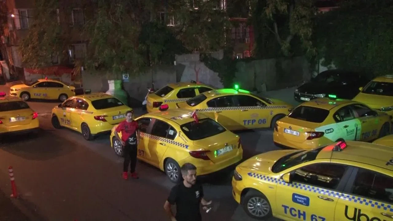 Beyoğlu'nda taksici cinayeti: Yolcusu öldürüp gasbetti! Meslektaşları eylem yaptı
