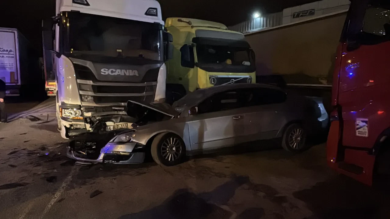Bolu'da feci kaza! Otomobil park halindeki araçlara çarptı: 4 kişi ağır yaralı